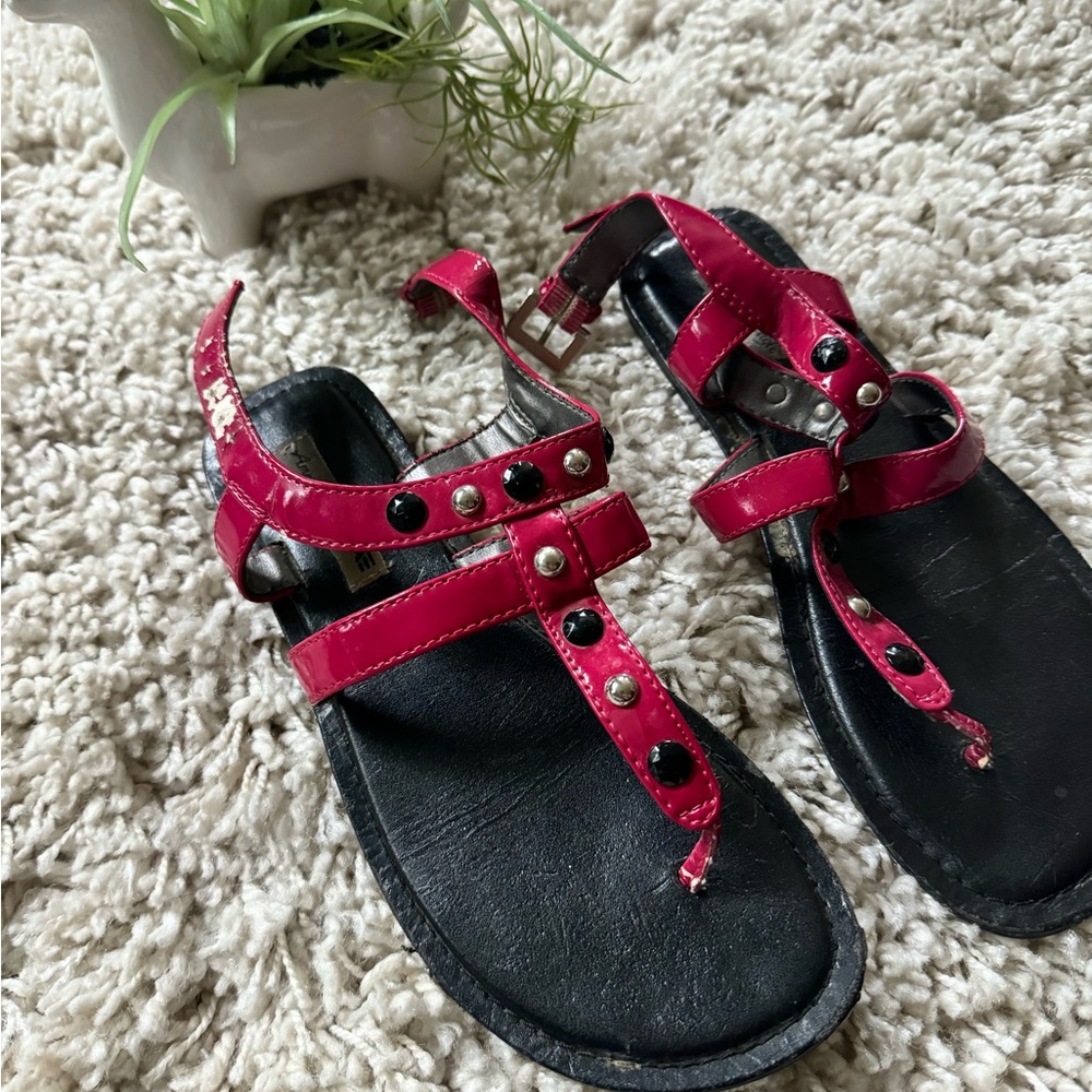 American Eagle studded maroon simple glossy flat sandal shoes.